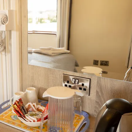 לינה וארוחת בוקר Station House 4*