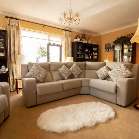 לינה וארוחת בוקר Station House 4*