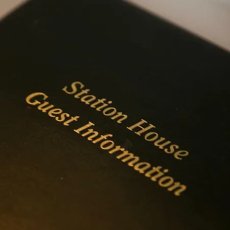 לינה וארוחת בוקר Station House 4*