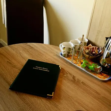 לינה וארוחת בוקר Station House אניסטימון