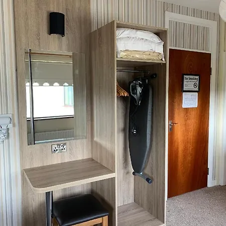 Station House 4* אניסטימון